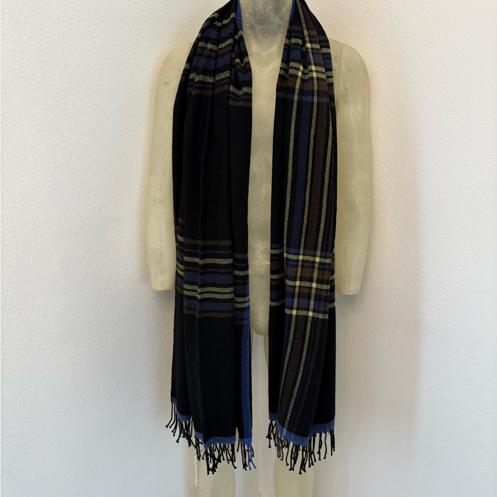 Cashmere soft scarf in multi color plaid detail